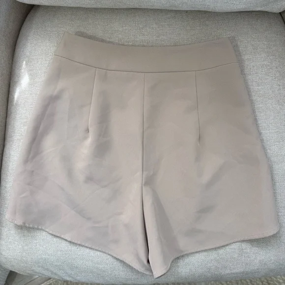 NWOT MILLY Beige Italian Cady Petal Shorts - Picture 3 of 5